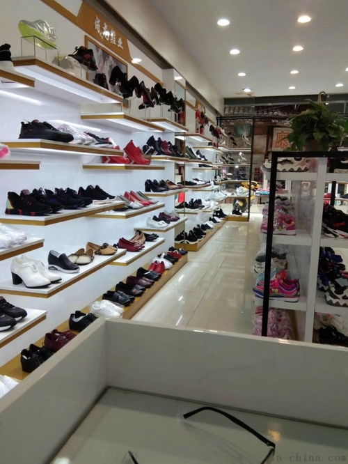 四川广安展柜定制厂家 南充市高坪区新联创展示制品厂的专业服装制造服务